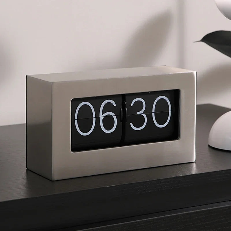 Retro Metal Table Clock Digital Clocks Flip Watch Interior Silent Bedside Bedroom Desk Accessories Silver Home and Decoration